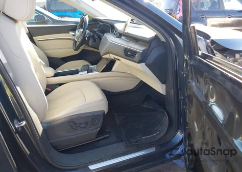 2019 Audi E-Tron Premium Plus z USA, uszkodzony, nr VIN WA1LAAGE8KB010374